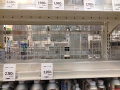 業務用ラップ売り場の「メーカー欠品中 次回入荷は未定」の貼り紙。ナフサ不足による供給停止。2026年春。